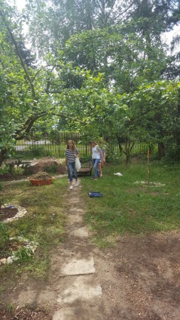 Záhrada už začína mať svoj imidž ! Treba ale jej aj žiakom dopriať oddych. Aspoň na niečo budú tie daždivé dni dobré.